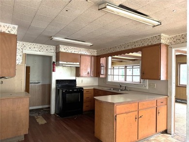Calling all investors! Ripe for flipping. ----- Solid home with - photo 21