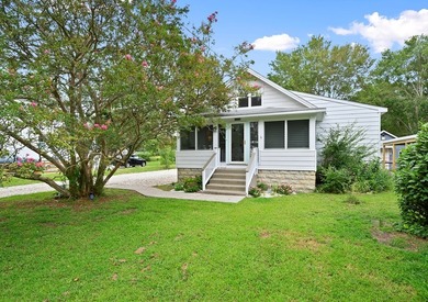 TOTALLY UPDATED! Crepe Myrtle Cottage is a circa 1940's 3 - photo 3