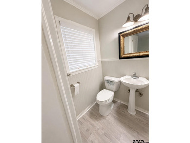 Looking for room to spread out? This beautifully updated home - photo 13