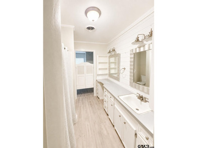 Looking for room to spread out? This beautifully updated home - photo 14