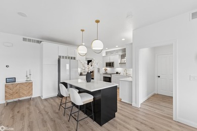 Gorgeous doesn't even begin to describe this 4 bedroom, 3-bath - photo 15