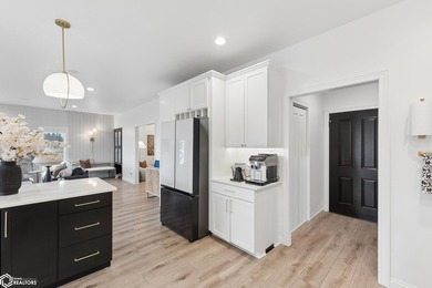 Gorgeous doesn't even begin to describe this 4 bedroom, 3-bath - photo 18