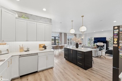 Gorgeous doesn't even begin to describe this 4 bedroom, 3-bath - photo 19