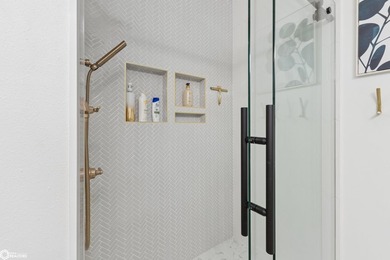 Gorgeous doesn't even begin to describe this 4 bedroom, 3-bath - photo 24