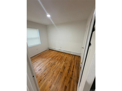 2 Bedrooms 1.5 bathrooms Spacious sunny & bright Beautiful And - photo 6