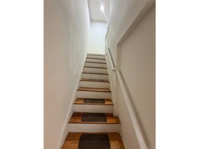 2 Bedrooms 1.5 bathrooms Spacious sunny & bright Beautiful And - photo 7