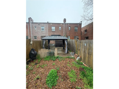 2 Bedrooms 1.5 bathrooms Spacious sunny & bright Beautiful And - photo 9