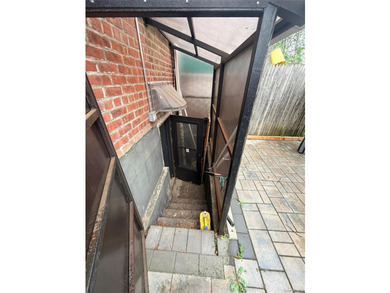 2 Bedrooms 1.5 bathrooms Spacious sunny & bright Beautiful And - photo 10