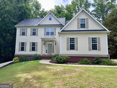 Welcome to life in Lake Redwine! This beautifully updated - photo 1