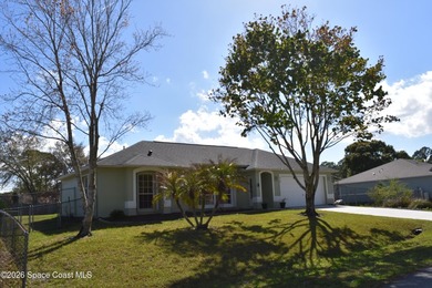 OWNER MOTIVATED! . This inviting property features an open floor - photo 1