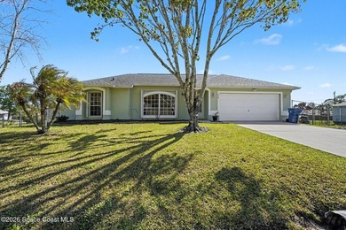 OWNER MOTIVATED! . This inviting property features an open floor - photo 2