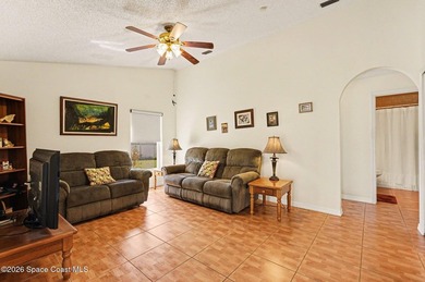 OWNER MOTIVATED! . This inviting property features an open floor - photo 7