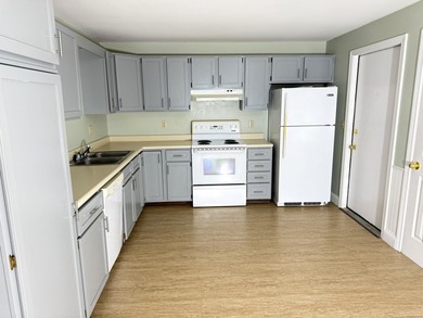 Move right into this comfortable and easy-to-maintain 2-bedroom - photo 1