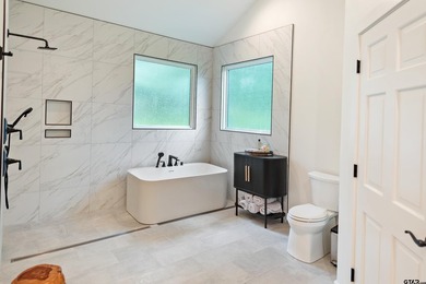 Gorgeous, Like-New 3-Bedroom, 3-Bath Lake Home with Open Living - photo 25