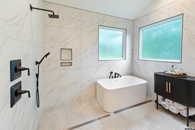 Gorgeous, Like-New 3-Bedroom, 3-Bath Lake Home with Open Living - photo 26