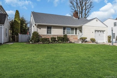 Making a Splash in the Spring Market!! Welcome Home to this - photo 3