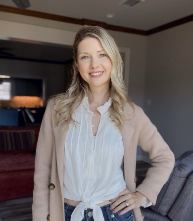 Kristin Bates with Julie Woods and Associates  in TX advertising on LakeHouse.com