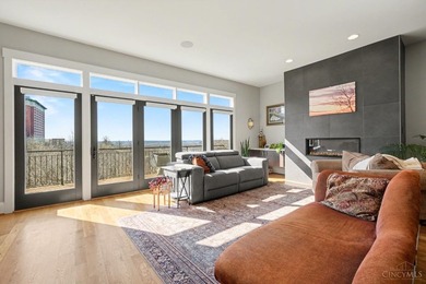 Set on a scenic hillside in Woodland Vistas, this contemporary - photo 6