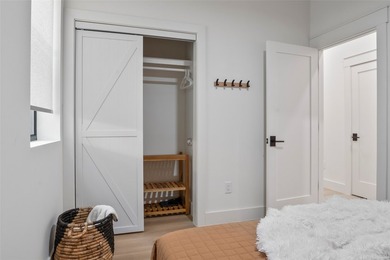 Lake life done right! This 3 bedroom, 2 bathroom custom home at - photo 27
