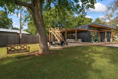 Lake life done right! This 3 bedroom, 2 bathroom custom home at - photo 29