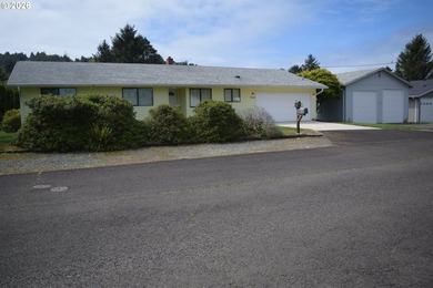 Low maintenance 0ne level home with Shop on three lots in quiet - photo 2