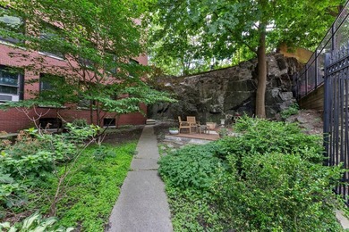 Welcome home to this inviting two bedroom, one bath condominium - photo 3