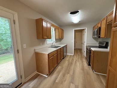 PRIVACY, CHARM, AND MOVE-IN READY LIVING COME TOGETHER! Tucked - photo 21