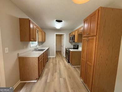 PRIVACY, CHARM, AND MOVE-IN READY LIVING COME TOGETHER! Tucked - photo 22