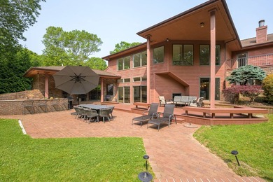 At the end of a cul-de-sac sits this peaceful and spacious 6,000 - photo 4
