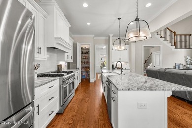Two primary suites, a gourmet kitchen, soaring vaulted ceilings - photo 13