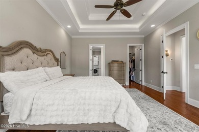 Two primary suites, a gourmet kitchen, soaring vaulted ceilings - photo 17
