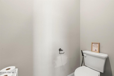 Two primary suites, a gourmet kitchen, soaring vaulted ceilings - photo 21