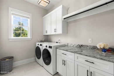 Two primary suites, a gourmet kitchen, soaring vaulted ceilings - photo 22