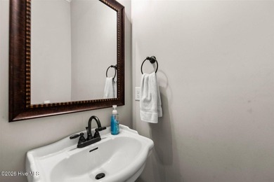 Two primary suites, a gourmet kitchen, soaring vaulted ceilings - photo 23