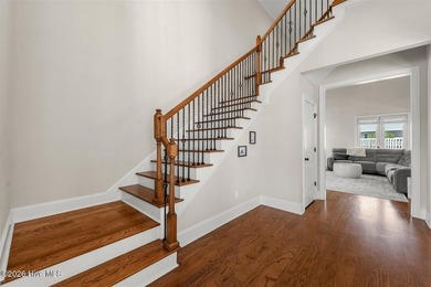 Two primary suites, a gourmet kitchen, soaring vaulted ceilings - photo 25