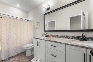 Two primary suites, a gourmet kitchen, soaring vaulted ceilings - photo 27