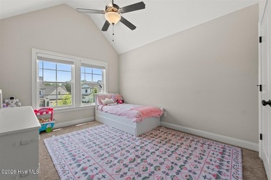 Two primary suites, a gourmet kitchen, soaring vaulted ceilings - photo 29