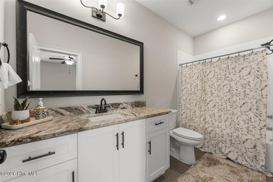Two primary suites, a gourmet kitchen, soaring vaulted ceilings - photo 33