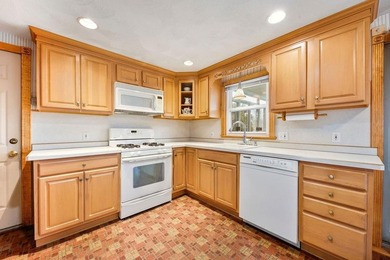 WARWICK, RI -- A classic New England Cape in sought after - photo 11
