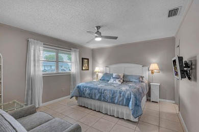 Welcome to this beautifully maintained two-bedroom, two-bathroom - photo 22