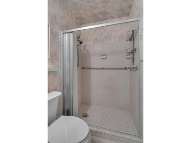 Welcome to this beautifully maintained two-bedroom, two-bathroom - photo 26