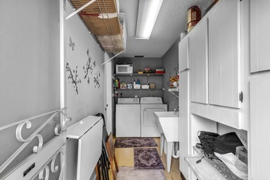 Welcome to this beautifully maintained two-bedroom, two-bathroom - photo 30
