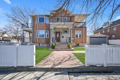 SPACIOUS DETACHED TWO-FAMILY REBUILT IN YEAR 2018 ! Rare - photo 1