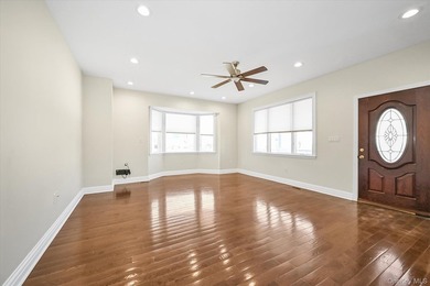 SPACIOUS DETACHED TWO-FAMILY REBUILT IN YEAR 2018 ! Rare - photo 2