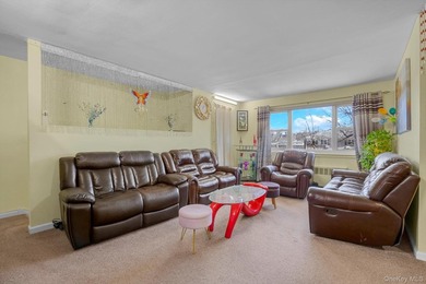 Spacious top-floor one-bedroom with bright east/south exposure - photo 2