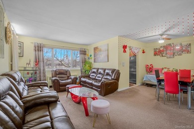 Spacious top-floor one-bedroom with bright east/south exposure - photo 3