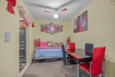 Spacious top-floor one-bedroom with bright east/south exposure - photo 5