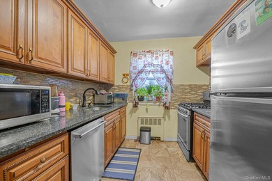 Spacious top-floor one-bedroom with bright east/south exposure - photo 6