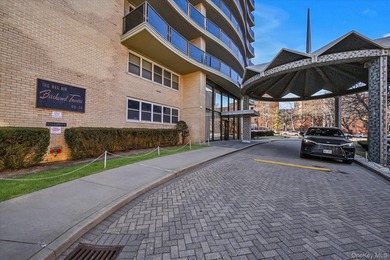 A beautifully renovated JR1/One Bedroom apartment has just - photo 1