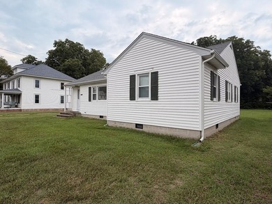 Welcome to this solid, well-built 3-bedroom, 1-bath bungalow in - photo 4